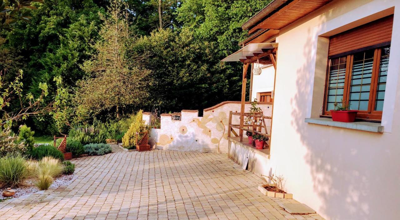 Studio Figues Et Noix Orchamps Exterior foto